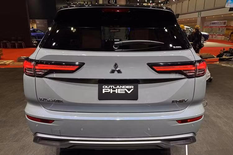 Theo kế hoạch, Mitsubishi sẽ bắt đầu bàn giao Outlander PHEV 2026 tới tay khách hàng tại Bắc Mỹ từ tháng 2 tới. Sau mức giá công bố tại Canada, giới mê xe đang đổ dồn sự chú ý vào thị trường Mỹ. Dự kiến, giá xe tại Mỹ sẽ rơi vào khoảng 42.000 USD (1,10 tỷ đồng), cao hơn mức quy đổi tương đương từ thị trường Canada.