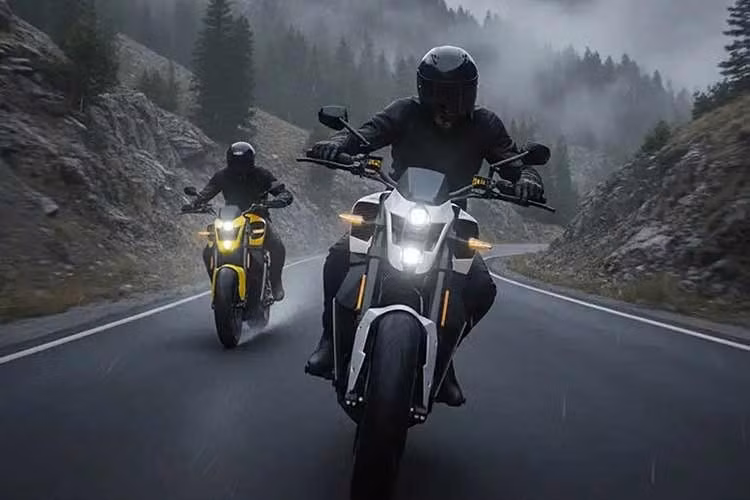 Phiên bản cao cấp hơn, dung lượng 30 kWh, nặng 235 kg, hỗ trợ sạc tới 200 kW, lý thuyết cho phép nạp đủ năng lượng để đi 300 km chỉ sau 10 phút sạc, với quãng đường tối đa lên tới 553 km/lần sạc. Một trong những điểm nhấn đặc trưng của Verge là động cơ bánh sau không trục.