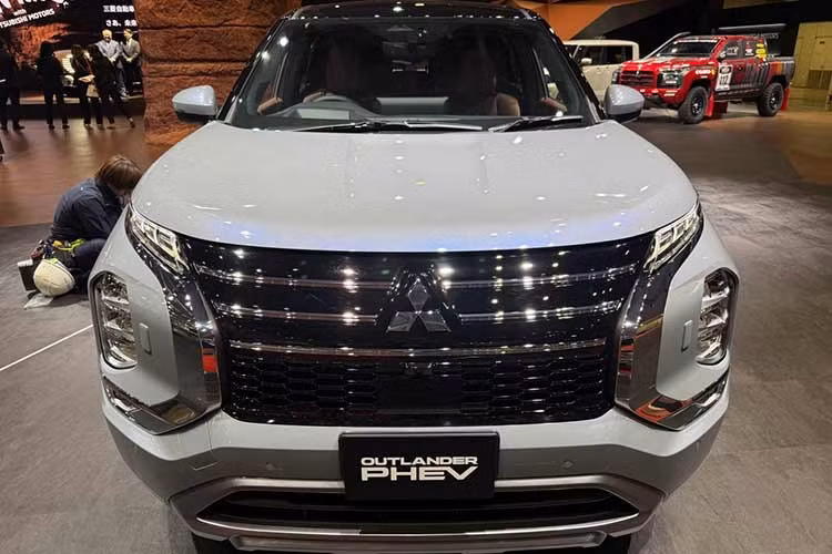 Mức giá Mitsubishi Outlander PHEV 2026 khởi điểm từ 50.498 USD (khoảng 1,42 tỷ đồng), cao hơn khoảng 2.000 USD (52,54 triệu đồng) so với thế hệ trước. Đây là bước đi chiến lược của hãng xe Nhật Bản nhằm làm mới danh mục sản phẩm và duy trì sức hút của mẫu xe bán chạy nhất trong đội hình tại thị trường Bắc Mỹ.