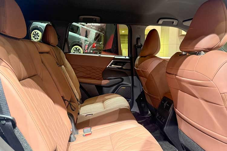 Nâng cấp mới giúp quãng đường di chuyển thuần điện (EV Mode) đạt tới 72 km, tăng khoảng 18% so với trước. Dù tổng quãng đường kết hợp chỉ tăng nhẹ lên mức 690 km do dung tích bình xăng bị thu nhỏ lại, nhưng bộ pin mới lại mang đến dòng xả cao hơn, giúp xe tăng tốc ấn tượng và mang lại trải nghiệm lái điện hóa mượt mà, mạnh mẽ hơn.