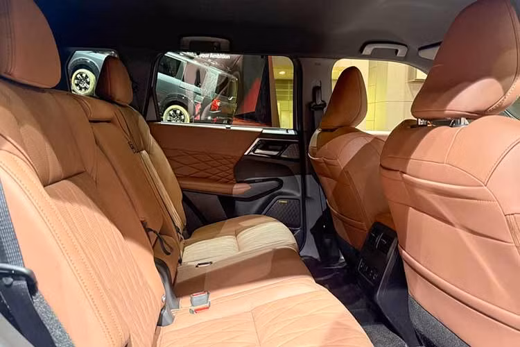 Nâng cấp mới giúp quãng đường di chuyển thuần điện (EV Mode) đạt tới 72 km, tăng khoảng 18% so với trước. Dù tổng quãng đường kết hợp chỉ tăng nhẹ lên mức 690 km do dung tích bình xăng bị thu nhỏ lại, nhưng bộ pin mới lại mang đến dòng xả cao hơn, giúp xe tăng tốc ấn tượng và mang lại trải nghiệm lái điện hóa mượt mà, mạnh mẽ hơn.