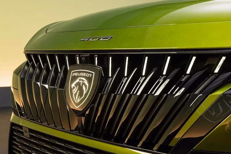 Điểm nhấn đặc trưng trên Peugeot 408 2026 mới ra mắt là đồ họa ba móng vuốt – vốn đã hiện diện ở đèn hậu – nay được áp dụng cho cả đèn trước, kết hợp cùng một dải LED chạy ngang đầu xe, tạo nên diện mạo hiện đại và mạnh mẽ hơn.