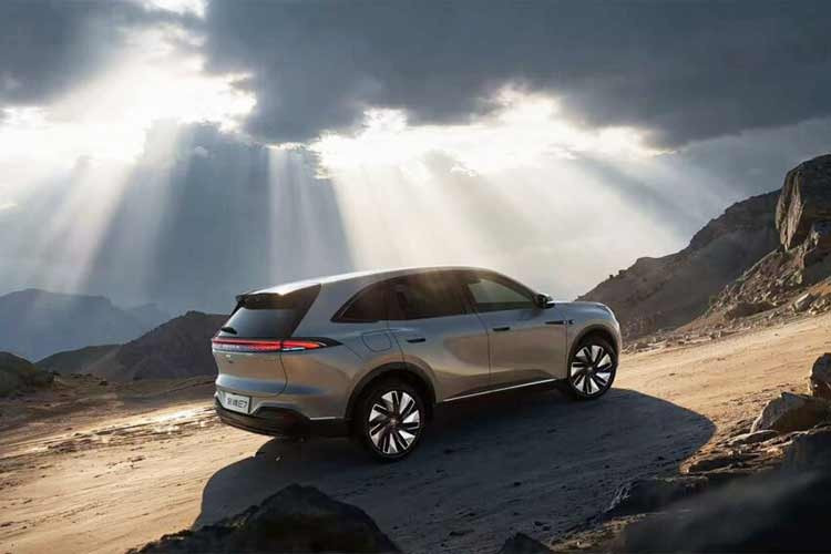 Mới đây, GM đã nêu chi tiết về khoản lỗ tài chính đáng kể mà hãng phải gánh chịu trong hoạt động kinh doanh xe điện tại Mỹ, ước tính khoảng 7,6 tỷ USD trong nửa cuối năm 2025. Tệ hơn nữa, GM dự kiến ​​sẽ phải chịu thêm nhiều khoản phí khi hãng đang hủy bỏ các hợp đồng với nhà cung cấp để thu hẹp quy mô hoạt động kinh doanh xe điện.