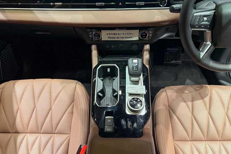 “Trái tim” của Outlander PHEV 2026 vẫn là khối động cơ xăng 2.4L phối hợp cùng hai mô-tơ điện, tạo ra tổng công suất 248 mã lực. Tuy nhiên, "vũ khí" mới của xe nằm ở bộ pin dung lượng 22,7 kWh, tăng đáng kể so với mức 20 kWh của phiên bản 2025.