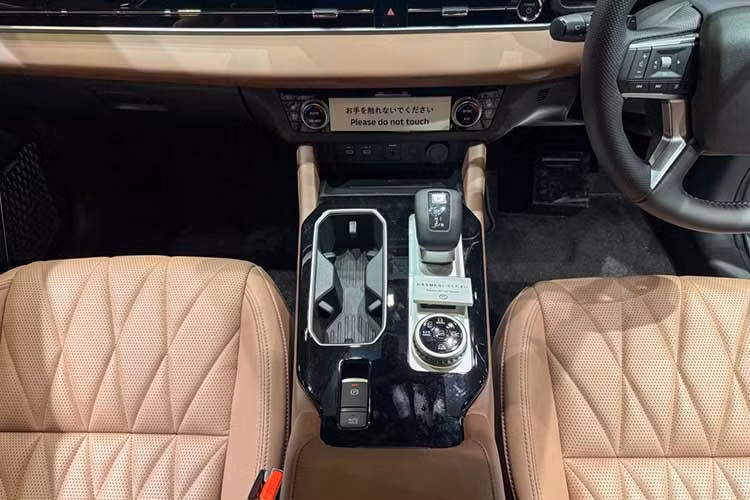 “Trái tim” của Outlander PHEV 2026 vẫn là khối động cơ xăng 2.4L phối hợp cùng hai mô-tơ điện, tạo ra tổng công suất 248 mã lực. Tuy nhiên, "vũ khí" mới của xe nằm ở bộ pin dung lượng 22,7 kWh, tăng đáng kể so với mức 20 kWh của phiên bản 2025.