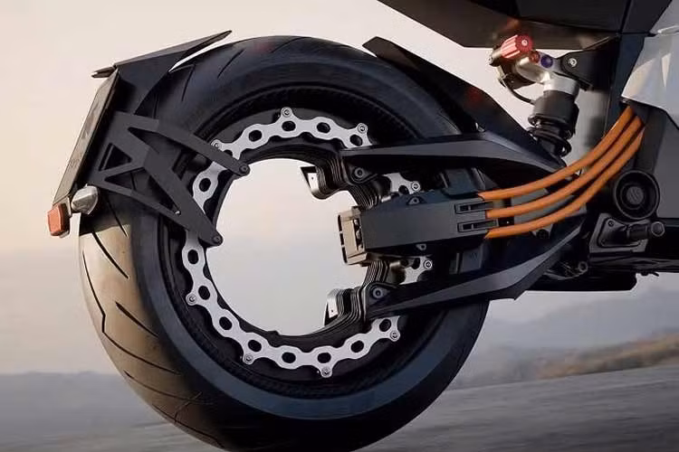 TS Pro sẽ được cung cấp hai phiên bản pin thể rắn. Phiên bản nhỏ dung lượng 18 kWh có trọng lượng khoảng 225 kg, cho phép sạc nhanh DC tới 100 kW, đi được 200 km chỉ trong 10 phút. Quãng đường tối đa được công bố lên tới 350 km/lần sạc, tùy theo phong cách lái và điều kiện sử dụng.