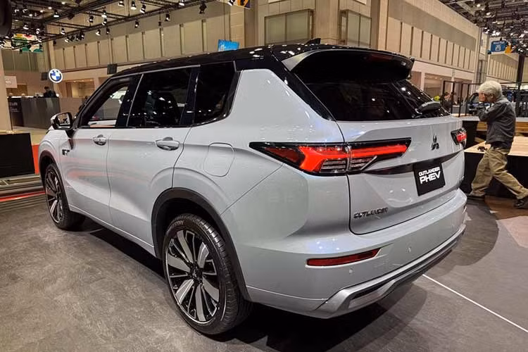 Các kỹ sư của Mitsubishi đã tinh chỉnh lại hệ thống treo và hệ thống trợ lực lái, giúp xe vận hành êm ái hơn trên các địa hình phức tạp, đồng thời cải thiện đáng kể khả năng kiểm soát và sự ổn định cho người lái. Đây là nỗ lực nhằm xóa bỏ định kiến về sự cũ kỹ trong danh mục sản phẩm, đưa Outlander PHEV trở thành một đối thủ đáng gờm hơn về cảm giác lái.