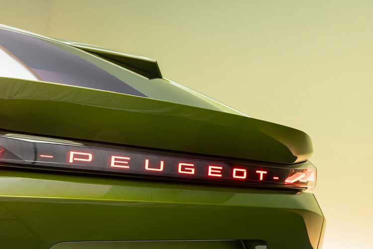 Hông xe giữ nguyên kiểu dáng nhưng được bổ sung các tùy chọn mâm mới từ 17 đến 20 inch, tùy từng phiên bản. Phía sau, dòng chữ “Peugeot” nay được chiếu sáng bằng LED, và màu sơn Flare Green hoàn toàn mới cũng được giới thiệu.