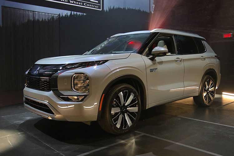 Mitsubishi Outlander PHEV tiếp tục là mẫu xe bán chạy nhất của Mitsubishi và phiên bản 2026 đánh dấu màn ra mắt tại thị trường Bắc Mỹ với một đợt nâng cấp giữa vòng đời đáng kể. Theo phía Mitsubishi, những cải tiến lần này nhằm giải quyết các ý kiến cho rằng danh mục sản phẩm của hãng đang dần trở nên cũ kỹ.