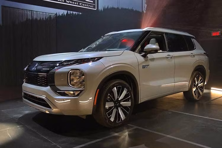 Mitsubishi Outlander PHEV tiếp tục là mẫu xe bán chạy nhất của Mitsubishi và phiên bản 2026 đánh dấu màn ra mắt tại thị trường Bắc Mỹ với một đợt nâng cấp giữa vòng đời đáng kể. Theo phía Mitsubishi, những cải tiến lần này nhằm giải quyết các ý kiến cho rằng danh mục sản phẩm của hãng đang dần trở nên cũ kỹ.