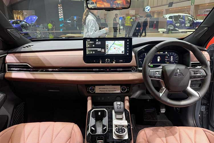 Bước vào bên trong, sự thay đổi lớn nhất nằm ở khu vực bệ trung tâm đã được thiết kế lại hoàn toàn dựa trên phản hồi của người tiêu dùng để gia tăng tính tiện dụng. Không gian nội thất trở nên sang trọng hơn với tùy chọn màu sắc mới và chất liệu ghế da cao cấp.