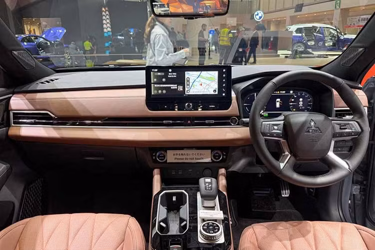 Bước vào bên trong, sự thay đổi lớn nhất nằm ở khu vực bệ trung tâm đã được thiết kế lại hoàn toàn dựa trên phản hồi của người tiêu dùng để gia tăng tính tiện dụng. Không gian nội thất trở nên sang trọng hơn với tùy chọn màu sắc mới và chất liệu ghế da cao cấp.