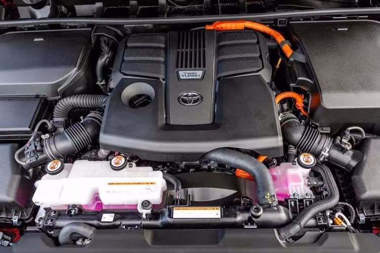 Toyota từng khẳng định hệ thống hybrid trên Land Cruiser 300 HEV này đã trải qua quá trình kiểm thử khắc nghiệt tại các điều kiện khí hậu khắt khe nhất thế giới như sa mạc và vùng núi Trung Đông – nhằm đảm bảo khả năng vận hành bền bỉ, xứng đáng với tên gọi Land Cruiser.