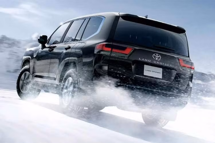 Được định vị là “xe hybrid hiệu suất cao”, mẫu xe SUV Toyota Land Cruiser 300 HEV 2026 mới sắp ra mắt tại thị trường Đông Nam Á sẽ tập trung vào sức mạnh vận hành thay vì tiết kiệm nhiên liệu hoặc giảm phát thải như các dòng hybrid truyền thống của Toyota.