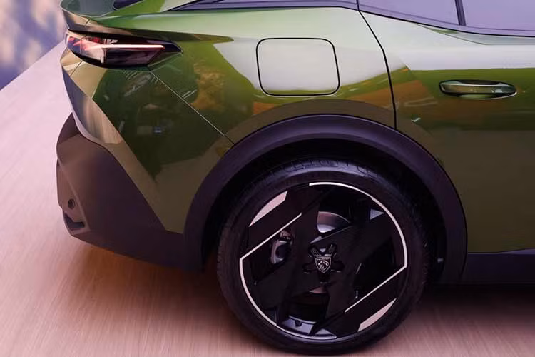 Cuối cùng nhưng không kém phần quan trọng, mẫu xe này sử dụng bánh xe được nâng cấp với kích thước từ 17 đến 20 inch. Thiết kế mâm 4 cánh bất đối xứng độc đáo nhưng gây tranh cãi đã được loại bỏ để thay bằng mâm 5 cánh xoắn 2 tông màu truyền thống hơn.