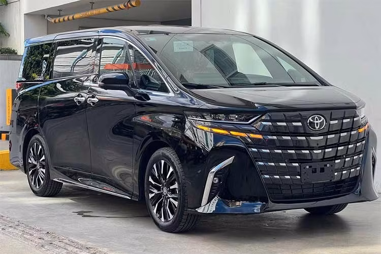 6. Toyota Alphard: 35 xe ﻿Doanh số trong tháng 12/2025 của Toyota Alphard giống hệt với Kia K5, đạt 35 chiếc. So với tháng liền trước, kết quả bán hàng của mẫu MPV được mệnh danh "chuyên cơ mặt đất" này tăng trưởng 75%. Toyota Alphard tại Việt Nam sở hữu giá bán lên đến 4,37-4,475 tỷ đồng. Do đó, mẫu xe này không dành cho số đông và doanh số thấp cũng là điều dễ hiểu.