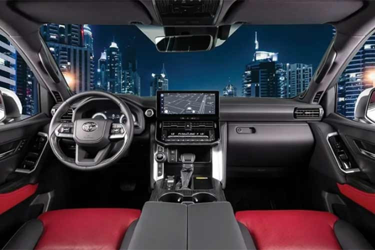 Không gian nội thất của Toyota Land Cruiser 300 HEV 2026 vẫn giữ nguyên thiết kế sang trọng và hiện đại với màn hình hiển thị lái xe kỹ thuật số 12,3 inch, hệ thống thông tin giải trí cũng 12,3 inch tích hợp phần mềm mới, hệ thống âm thanh JBL 14 loa, Toyota Safety Sense 3.0 và lựa chọn nội thất hai tông màu đen/đỏ.