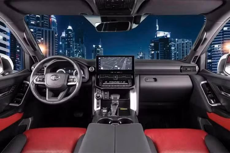 Không gian nội thất của Toyota Land Cruiser 300 HEV 2026 vẫn giữ nguyên thiết kế sang trọng và hiện đại với màn hình hiển thị lái xe kỹ thuật số 12,3 inch, hệ thống thông tin giải trí cũng 12,3 inch tích hợp phần mềm mới, hệ thống âm thanh JBL 14 loa, Toyota Safety Sense 3.0 và lựa chọn nội thất hai tông màu đen/đỏ.