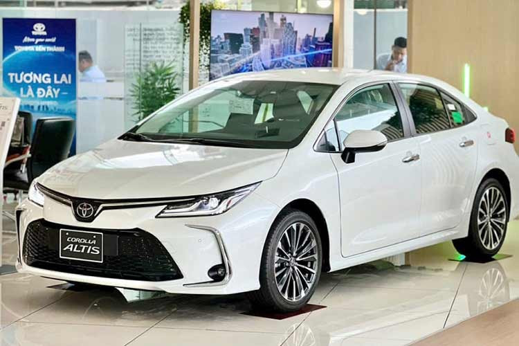 4. Toyota Corolla Altis: 28 xe ﻿Trong năm 2025, Toyota Corolla Altis đã thường xuyên có mặt trong top 10 ô tô bán kém nhất toàn thị trường. Tháng 12/2025, mẫu sedan hạng C này một lần nữa xuất hiện với doanh số chỉ đạt 28 chiếc, giảm 6,6%. Tương tự Honda Accord, Toyota Corolla Altis sở hữu giá bán không hấp dẫn trong phân khúc (từ 725-870 triệu đồng) cùng thiết kế và trang bị gần như giữ nguyên trong vài năm qua.