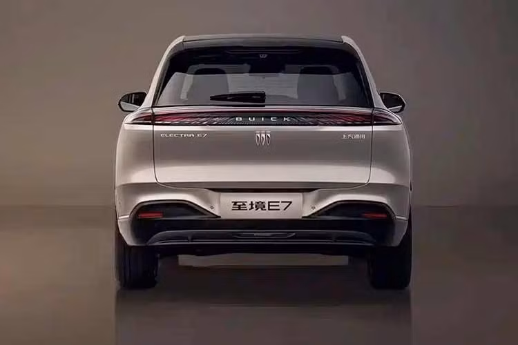 Động cơ điện thêm 165 kW (221 mã lực), với tổng công suất 252 kW (338 mã lực). Dung lượng của bộ pin LFP chưa được công bố, nhưng chúng ta biết rằng nó sẽ cung cấp phạm vi hoạt động thuần điện lên đến 210 km.