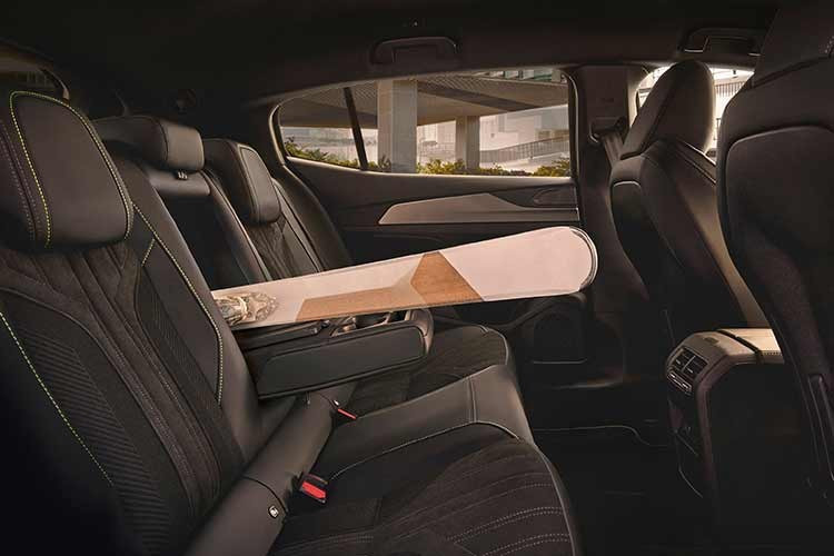 Xe được trang bị vụm màn hình trung tâm cảm ứng 10 inch hỗ trợ kết nối Apple CarPlay và Android Auto không dây. Các biến thể cao cấp sẽ được trang bị hệ thống i-Connect Advanced với định vị TomTom, trợ lý ảo tích hợp ChatGPT, định vị xe và nhiều tiện ích kết nối khác.