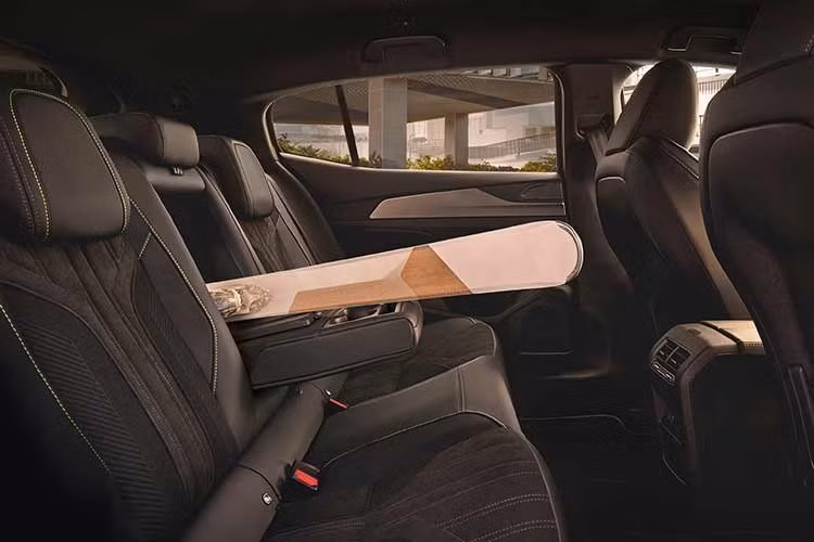 Xe được trang bị vụm màn hình trung tâm cảm ứng 10 inch hỗ trợ kết nối Apple CarPlay và Android Auto không dây. Các biến thể cao cấp sẽ được trang bị hệ thống i-Connect Advanced với định vị TomTom, trợ lý ảo tích hợp ChatGPT, định vị xe và nhiều tiện ích kết nối khác.