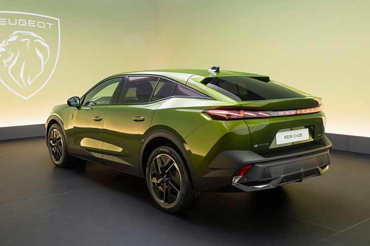 Cuối cùng là biến thể 408 Hybrid 145 e-DCS6 sử dụng động cơ xăng tăng áp 1.2L ba xi-lanh kết hợp với mô-tơ điện tích hợp trong hộp số tự động 6 cấp. Tổng công suất đạt 145 mã lực, với mức tiêu thụ nhiên liệu công bố là 5 lít/100 km. Peugeot cho biết hệ thống có thể vận hành ở chế độ thuần điện tới 50% thời gian khi di chuyển trong đô thị.