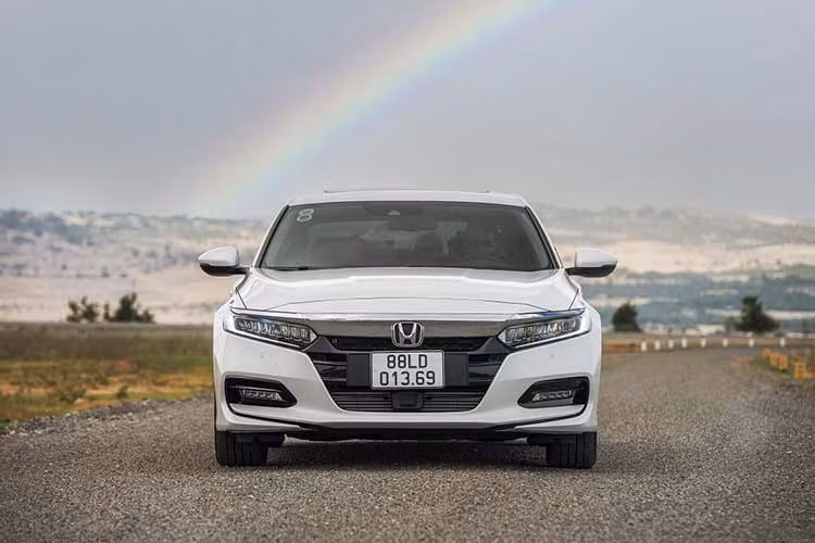 2. Honda Accord: 2 xe ﻿Honda Accord là cái tên cố hữu trong top 10 ô tô bán kém nhất thị trường hàng tháng. Tháng 12/2025 cũng không phải là ngoại lệ với 2 xe bán ra, giảm đến 75%. Honda Accord tại Việt Nam vốn không có lợi thế cạnh tranh ở Việt Nam vì giá cao, khởi điểm từ 1,319 tỷ đồng, và chỉ có 1 phiên bản, mang đến ít sự lựa chọn cho người mua. Việc thiết kế và trang bị của xe không hề thay đổi trong một thời gian dài cũng kéo tụt sức hút của Accord.