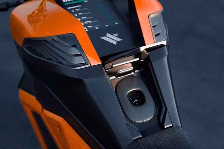 Verge tuyên bố rằng hãng có kế hoạch từ bỏ hoàn toàn pin lithium-ion và chỉ sử dụng pin thể rắn trong tương lai. Các cell pin được sản xuất tại châu Âu, lắp ráp thành các tấm chữ nhật phẳng, thiết kế giúp tối ưu hóa không gian lắp đặt và tăng dung lượng trên cùng một thể tích.