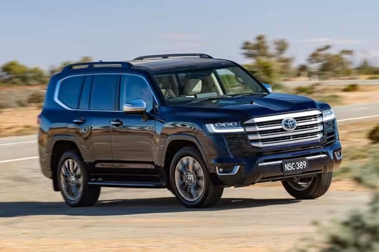 Toyota Land Cruiser 300 HEV 2026 – phiên bản hybrid của dòng xe SUV hạng sang đầu bảng – đang tiến gần hơn đến thời điểm ra mắt tại khu vực Đông Nam Á khi mới đây đã chính thức xuất hiện trong danh sách xe điện hóa được công nhận bởi Bộ Năng lượng Philippines (DOE).