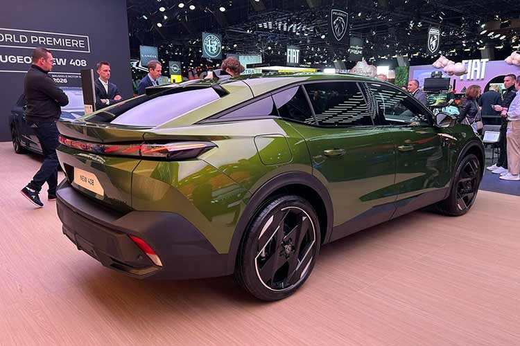 Phiên bản facelift 2026 đánh dấu những thay đổi toàn diện cả về thiết kế lẫn hệ truyền động, đồng thời giới thiệu thêm phiên bản chạy điện hoàn toàn với phạm vi hoạt động 456 km. Về thiết kế, Peugeot 408 2026 sở hữu phần đầu xe mới với cụm đèn pha, dải đèn ban ngày và lưới tản nhiệt được tái thiết kế.