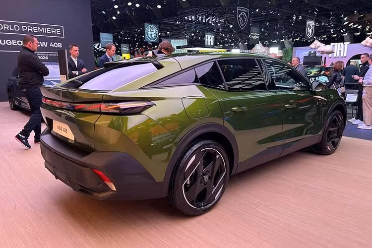 Phiên bản facelift 2026 đánh dấu những thay đổi toàn diện cả về thiết kế lẫn hệ truyền động, đồng thời giới thiệu thêm phiên bản chạy điện hoàn toàn với phạm vi hoạt động 456 km. Về thiết kế, Peugeot 408 2026 sở hữu phần đầu xe mới với cụm đèn pha, dải đèn ban ngày và lưới tản nhiệt được tái thiết kế.