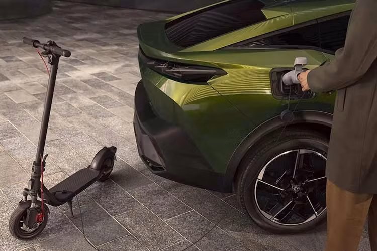 Tiếp theo là bản 408 Plug-in Hybrid 240 e-DCS7, kết hợp động cơ xăng 180 mã lực với mô-tơ điện 125 mã lực, cho tổng công suất 240 mã lực. Xe sử dụng hộp số ly hợp kép 7 cấp (trước đây là hộp số tự động 8 cấp), cùng với bộ pin 14,6 kWh cho phép sạc đầy trong hơn 2 giờ và quãng đường chạy thuần điện lên tới 85 km.