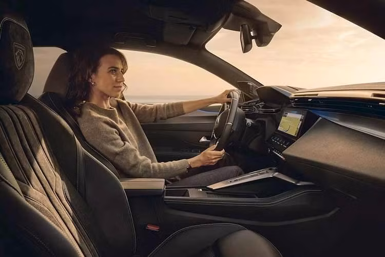 Ở khoang nội thất, cấu trúc tổng thể không thay đổi so với phiên bản trước, nhưng Peugeot đã nâng cấp chất liệu ghế ngồi và các chi tiết trang trí. Các phiên bản đều trang bị màn hình kỹ thuật số 10 inch cho bảng đồng hồ sau vô lăng với giao diện đồ họa mới.