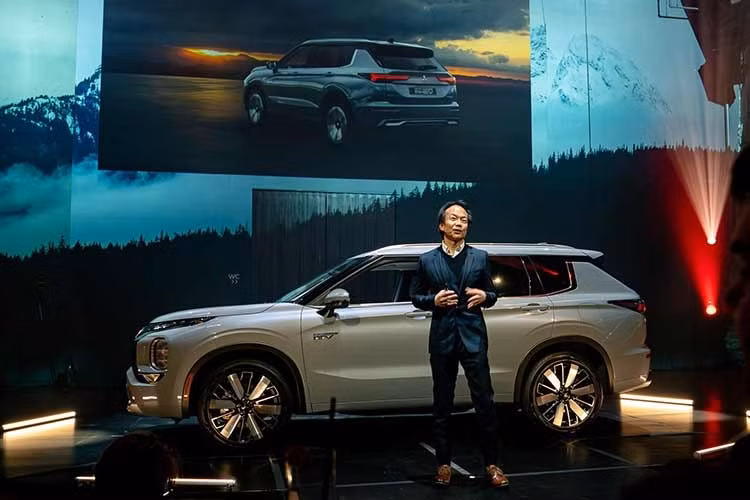 Ở đợt nâng cấp giữa vòng đời này, Mitsubishi Outlander PHEV 2026 mang đến cái nhìn mới mẻ thông qua bộ mâm xe có thiết kế hiện đại và các chi tiết trang trí ngoại thất được tinh chỉnh sắc sảo. Tuy nhiên, giá trị cốt lõi của phiên bản mới nằm ở những thay đổi bên dưới lớp vỏ thép.