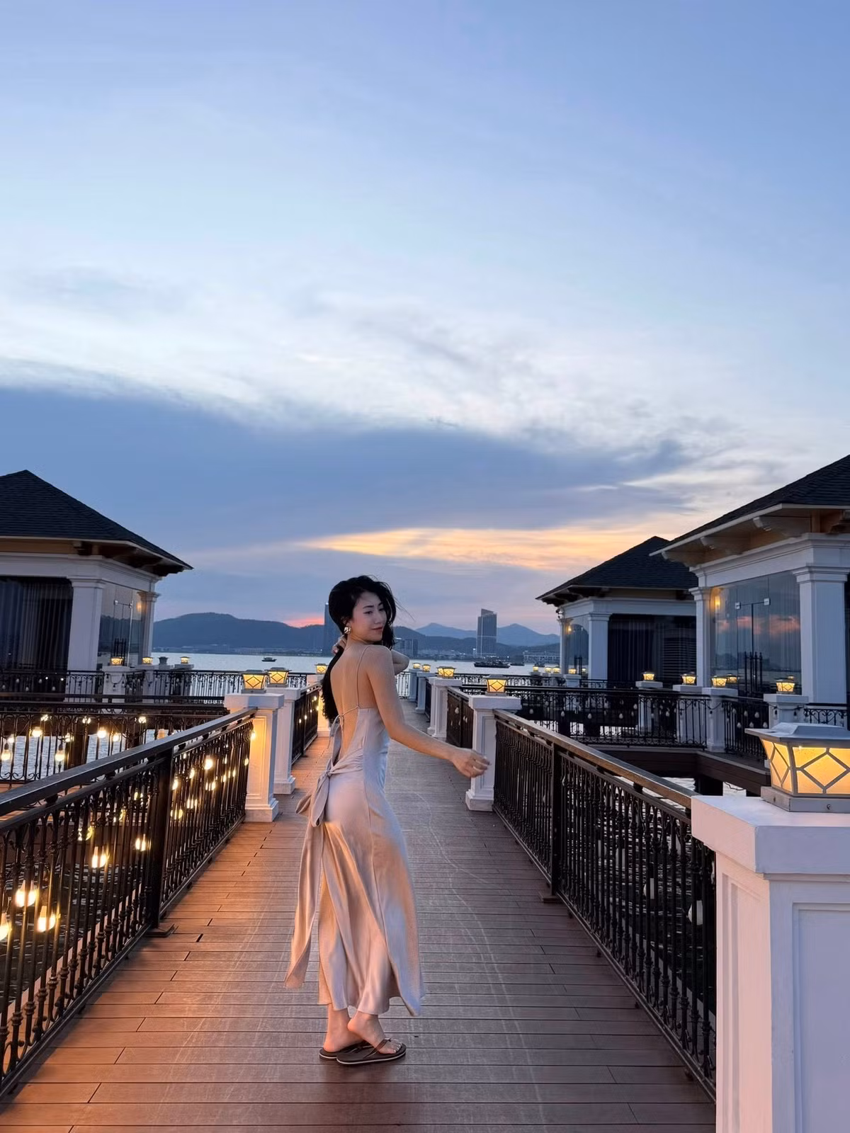 Được biết, cô sinh năm 1997, từng học ngành Dược và hiện đang kinh doanh thời trang, đồng thời hỗ trợ anh trai trong một số hoạt động kinh doanh tại Hải Phòng.