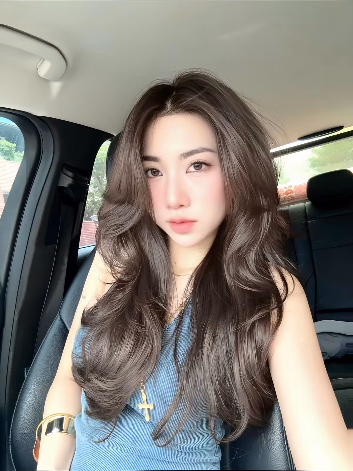 Nguyễn Nụ thường xuyên check-in trong biệt thự khang trang ở Hải Dương – căn nhà được Văn Toàn xây tặng bố mẹ, sử dụng xe Mercedes và sở hữu nhiều món đồ hiệu đắt đỏ.