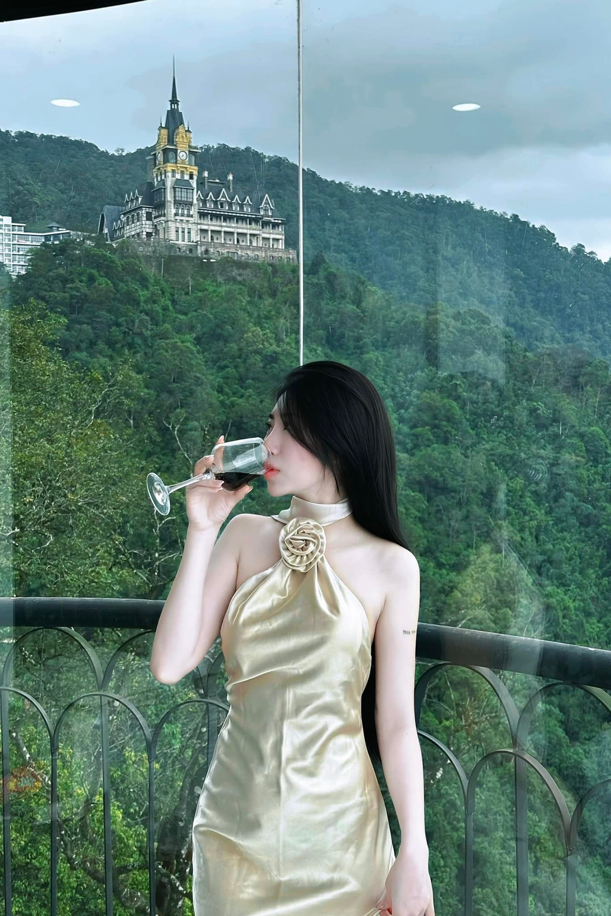 Mỗi lần xuất hiện tại sự kiện hay các dịp đi du lịch, Nguyễn Nụ đều thu hút mọi ánh nhìn bởi nhan sắc rạng rỡ và thần thái sang chảnh.