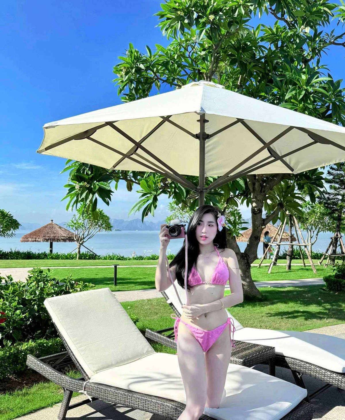 Trong set đồ bơi hai mảnh tông hồng nổi bật, em gái cầu thủ Nguyễn Văn Toàn là Nguyễn Nụ khoe trọn vòng eo con kiến, làn da trắng sáng và đường cong quyến rũ.