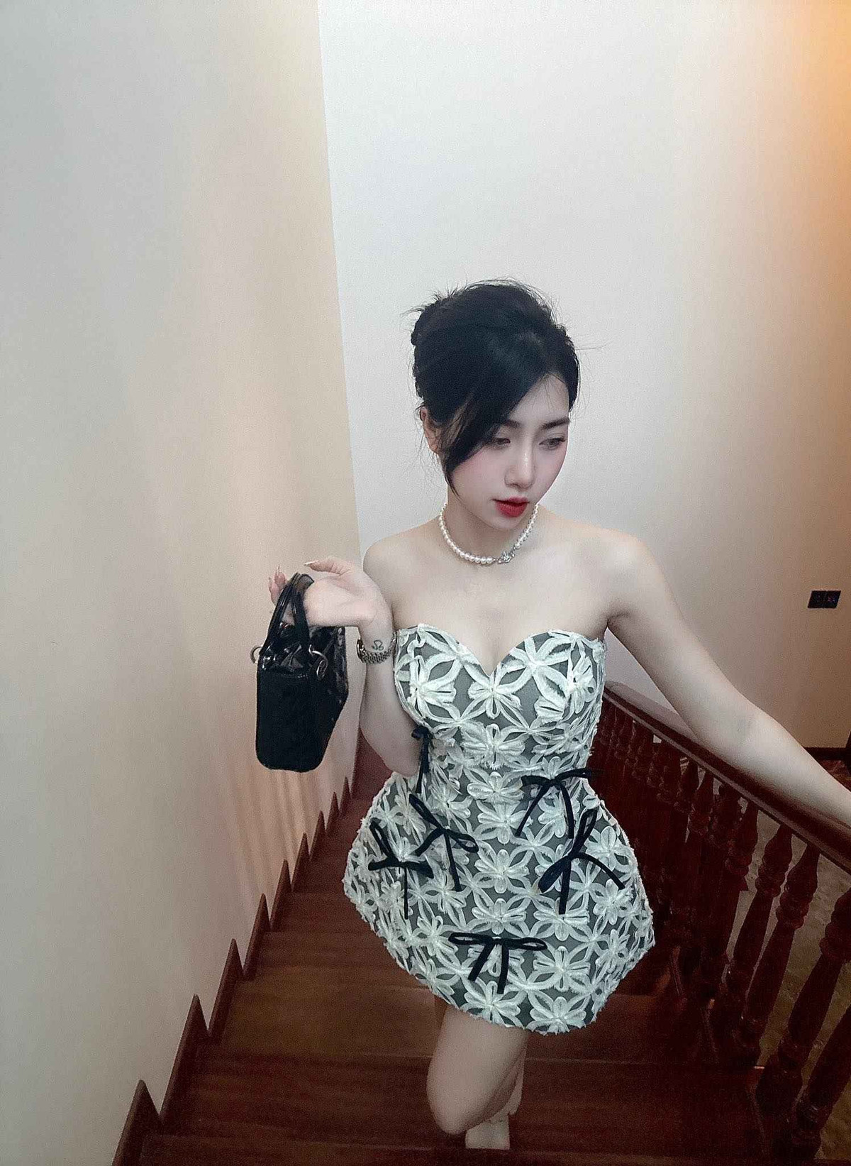 Trên trang cá nhân với hàng chục nghìn lượt theo dõi, Nguyễn Nụ thường xuyên chia sẻ hình ảnh đời thường với phong cách thời trang hiện đại, khoe khéo body nuột nà cùng gout ăn mặc thời thượng.