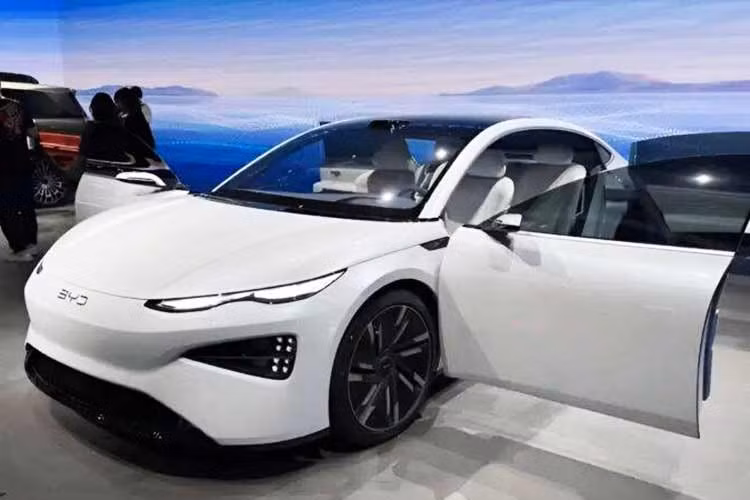 Phía sau tiếp tục duy trì phong cách này với tạo hình đèn hậu dạng sóng lấy cảm hứng từ đại dương. Trong khi đó, khu vực sườn xe nổi bật với đường gân mềm mại, tay nắm cửa ẩn một nửa, cảm biến LiDAR trên nóc và cửa sổ trời toàn cảnh. Xe được thiết kế với kiểu dáng fastback vừa mượt mà vừa thể thao. Thêm vào đó là bộ vành đa chấu với đường kính 19 inch, nằm trong lốp 245/45 R19.