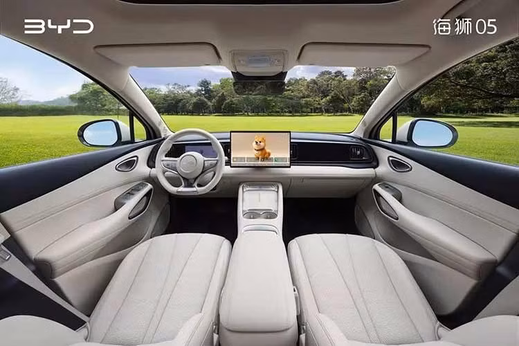 Bên trong xe, BYD Sealion 05 mới được trang bị màn hình cảm ứng trung tâm 15,6 inch đặt nổi và bảng đồng hồ kỹ thuật số LCD 8,8 inch. Khoang nội thất vẫn giữ các nút bấm vật lý bên dưới màn hình và trên vô lăng, đồng thời sử dụng cần số dạng cột.
