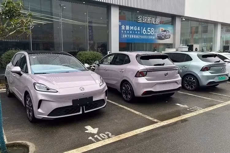 MG4 thế hệ mới đã chính thức ra mắt thị trường Trung Quốc vào tháng 9/2026. Đến nay, MG tiếp tục bổ sung phiên bản 2026 cho xe trước khi mang mẫu ôtô điện này đến trưng bày tại Triển lãm ô tô Bắc Kinh 2026 diễn ra vào cuối tháng này.