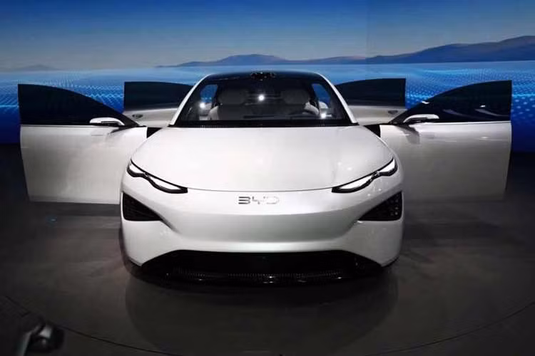 Trong khi đó, phiên bản EV của BYD Seal 08 được xây dựng trên nền tảng điện áp cao 800 V, sử dụng công nghệ pin Blade thế hệ thứ hai với khả năng sạc nhanh. Công nghệ này cho phép xe chạy thêm 400 km chỉ sau 5 phút sạc. Bản dẫn động bốn bánh dự kiến có công suất tối đa vượt 480 kW (644 mã lực) và tăng tốc từ 0-100 km/h trong thời gian dưới 5 giây.