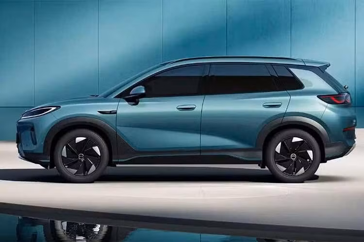 Trong khi đó, phiên bản DM-i sử dụng hệ truyền động hybrid sạc điện thế hệ thứ năm của BYD, kết hợp động cơ xăng 1.5L với mô-tơ điện đồng bộ nam châm vĩnh cửu. Động cơ xăng cho công suất tối đa 74 kW (99 mã lực) trong khi con số tương ứng của mô-tơ điện là 120 kW (161 mã lực).