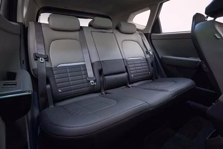 Kết hợp với chế độ duy trì tiện nghi khi xe dừng (Stay Mode), mẫu SUV đô thị cỡ nhỏ nhà Kia này mở rộng vai trò từ phương tiện di chuyển thành một “nguồn điện di động”, tăng tính thực dụng trong nhiều tình huống sử dụng.