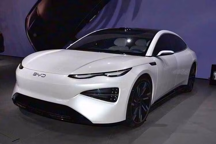 Trong tháng 3/2026, BYD đã bán ra 295.639 xe năng lượng mới trên toàn cầu, giảm 20,4% so với cùng kỳ năm trước. Tổng doanh số quý I/2026 đạt 688.939 xe, giảm 30,5% so với năm trước, theo dữ liệu từ China EV DataTracker. Dù vậy, BYD vẫn giữ vị trí hãng xe năng lượng mới lớn nhất Trung Quốc trong tháng 3 với thị phần bán lẻ đạt 22,8%.