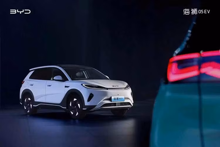 BYD mới đây đã công bố những hình ảnh chính thức của mẫu xe SUV Sealion 05 2026 mới dành cho thị trường Trung Quốc với cả hai phiên bản thuần điện (EV) và hybrid sạc điện (DM-i). Xe dự kiến sẽ chính thức ra mắt tại thị trường nội địa vào ngày 20/4/2026 tới đây.