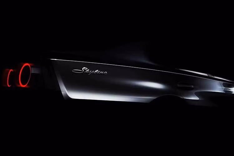 Những hình ảnh hé lộ cho thấy Nissan Skyline mới mang kiểu dáng sedan ba khoang cổ điển, kết hợp đậm nét với phong cách hoài cổ. Phần đầu xe lấy cảm hứng từ Skyline C10 (Hakosuka) với lưới tản nhiệt mảnh và cụm đèn pha sắc sảo, thể thao hơn. Phần sườn xe và vòm bánh sau được mở rộng đồng thời tạo hình cơ bắp, đi kèm dòng chữ Skyline đặc trưng.