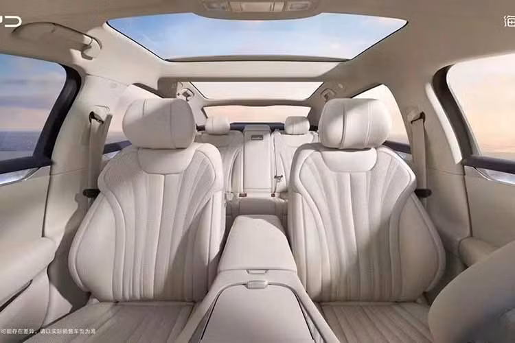 Ngoài ra, mẫu xe mới còn được trang bị hệ thống đánh lái bánh sau và hệ thống kiểm soát thân xe DiSus-A của BYD. Hệ thống an toàn chủ động God’s Eye B (DiPilot 300) của BYD cũng xuất hiện trên mẫu xe này.